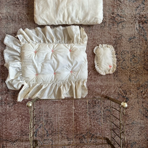 Pleasant Company American Girl Doll Samantha TLC Vintage Bed - Picture 2 of 4